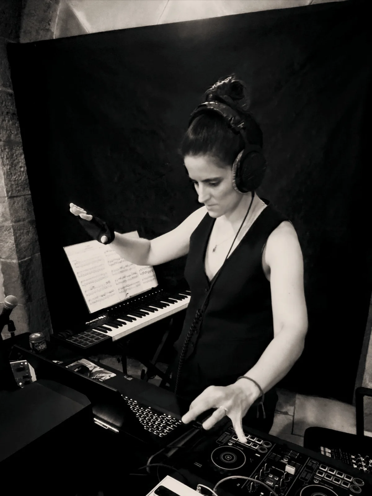 Romina Romay travaillant en studio avec un casque et des instruments électroniques